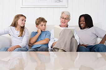 familia leyendo un libro