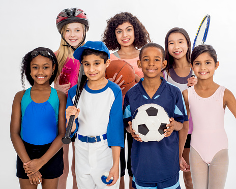 Un grupo de niños vistiendo varios equipos deportivos.