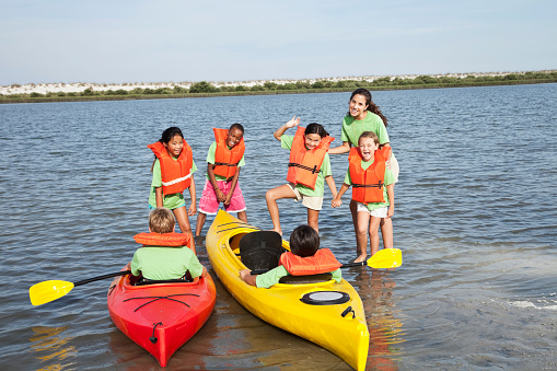Niños disfrutando de kayak