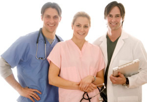 Tres doctores con estetoscopios y un portapapeles